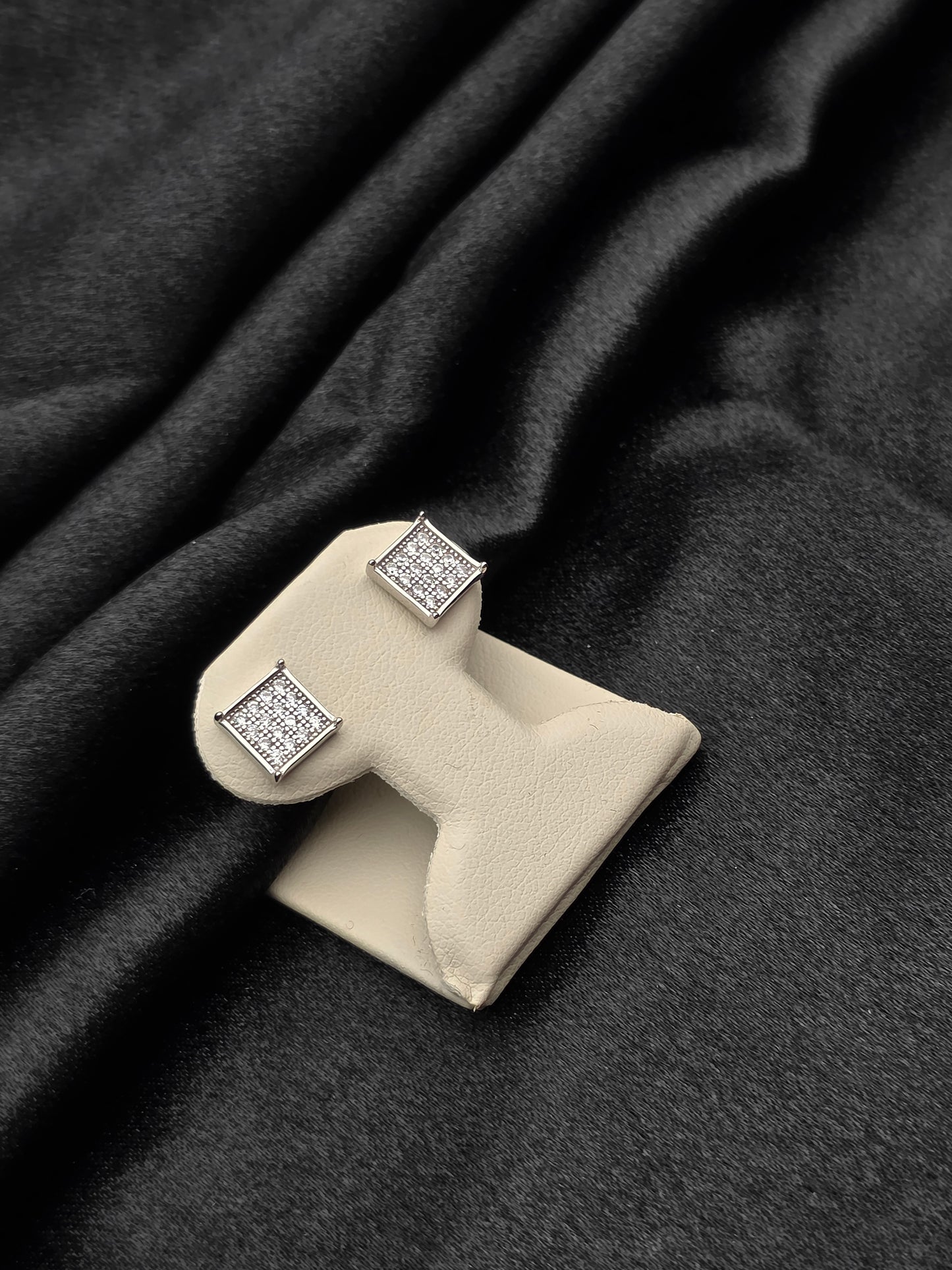 SILVER EAR STUDS GE086