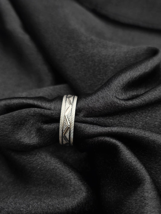 BOYS SILVER BAND SIZE 9 BR064