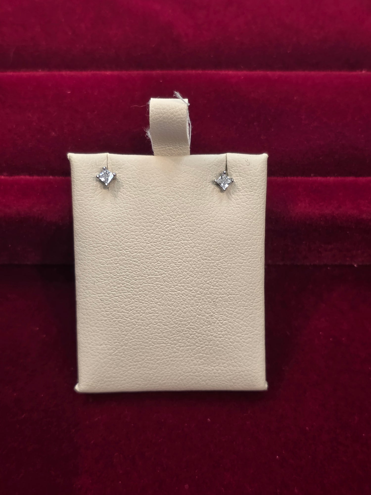 SILVER EARSTUDS GE007