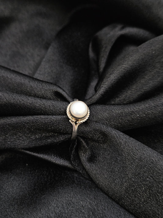 PEARL SILVER RING SIZE 8 GR313