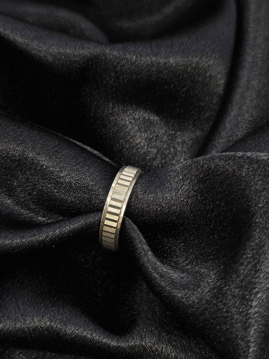 SILVER RING SIZE 6 GR071