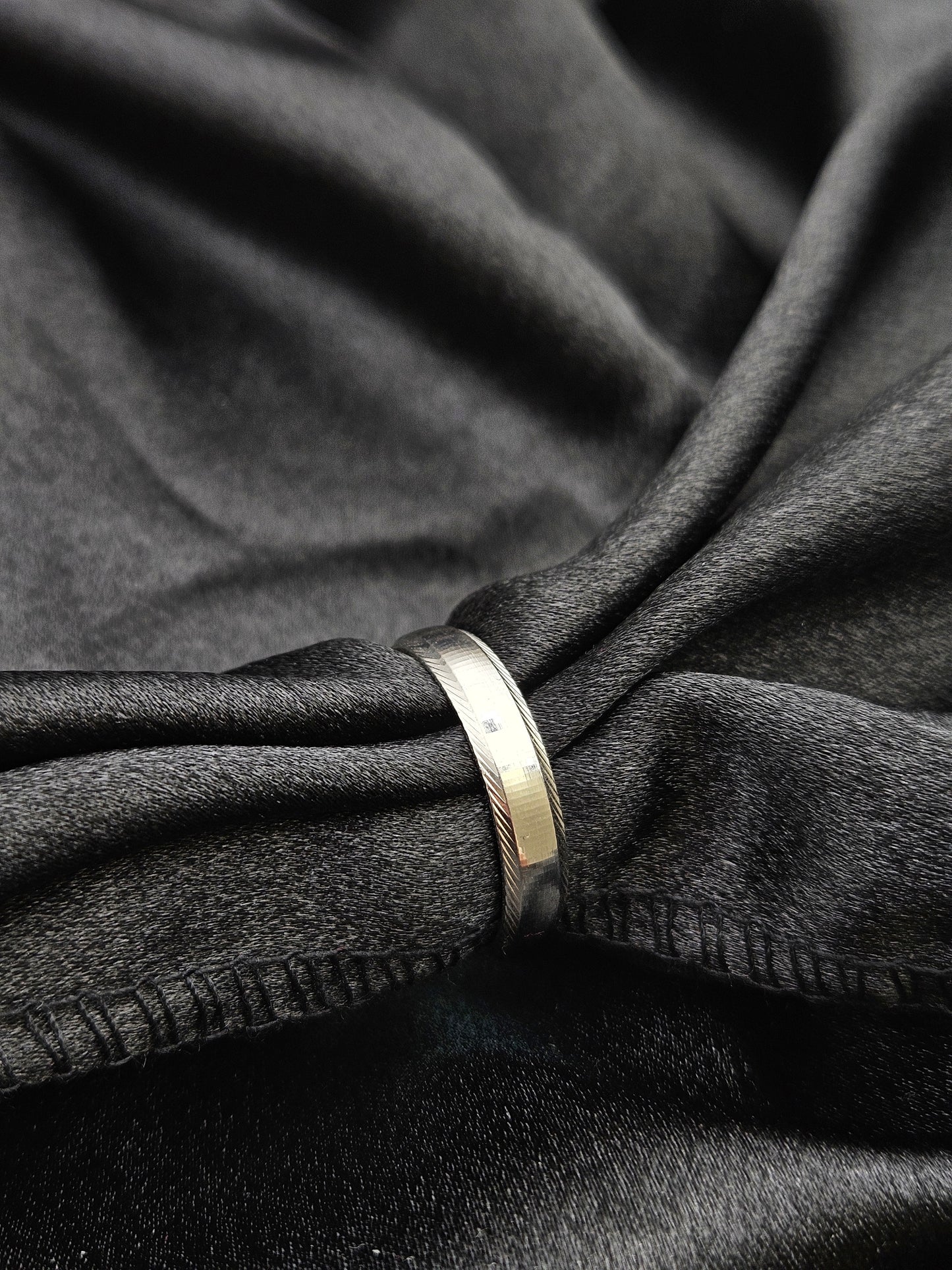 BOYS SILVER BAND SIZE12 BR098