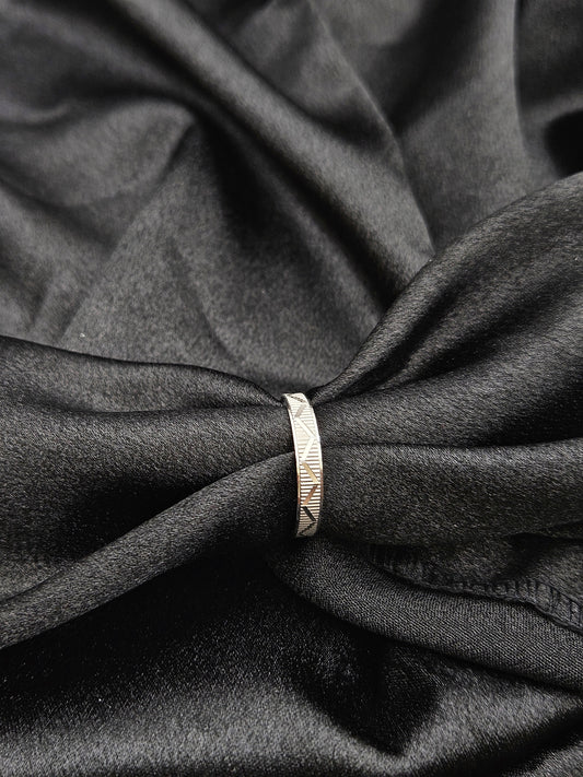 BOYS SILVER BAND SIZE 10 BR027