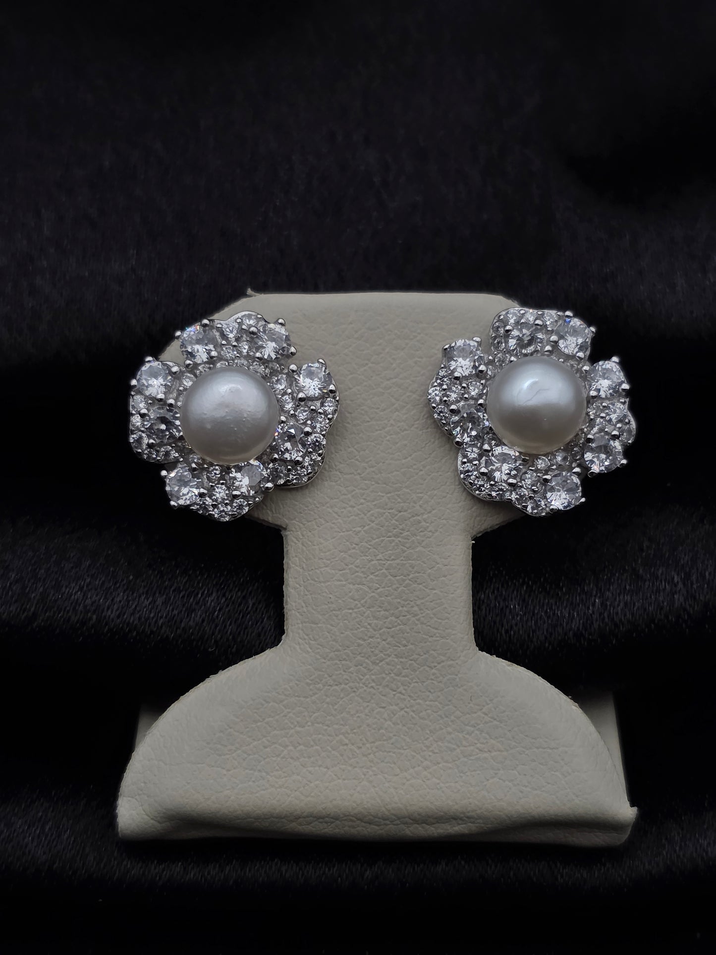 SILVER EAR STUDS GE585