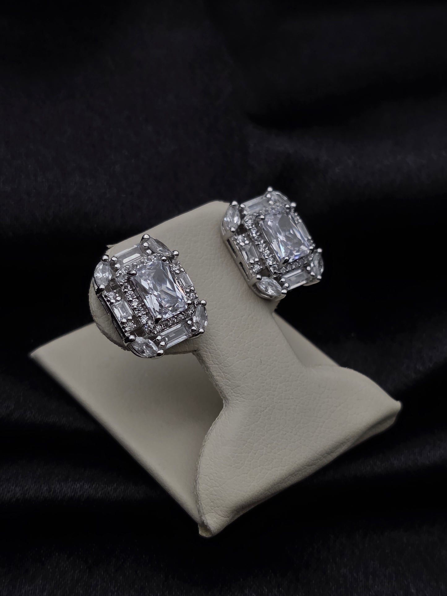 SILVER EAR STUDS GE599