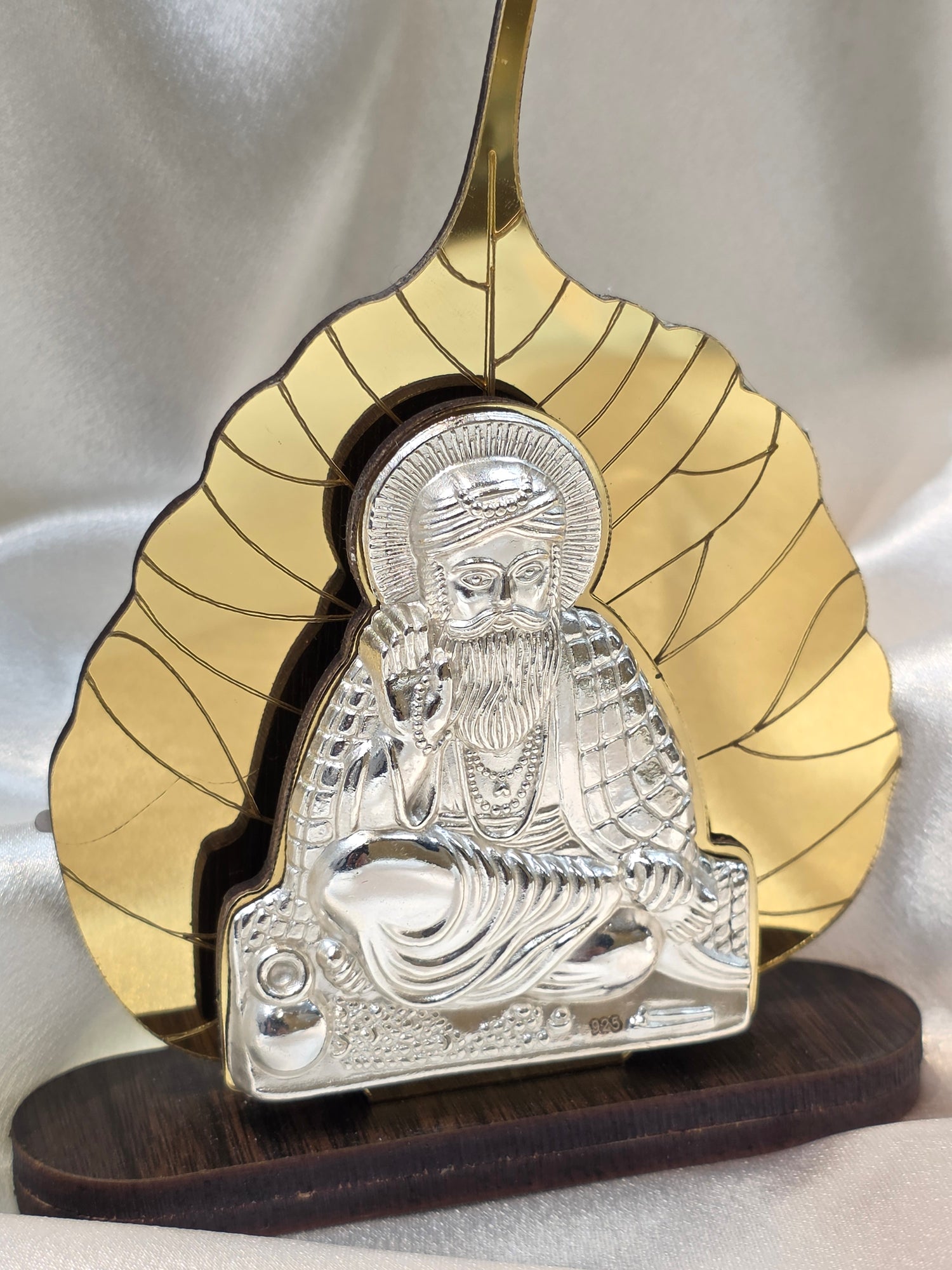 PURE SILVER GURU NANAK DEV JI IDOL ON WOODEN-PEEPAL LEAF AC286