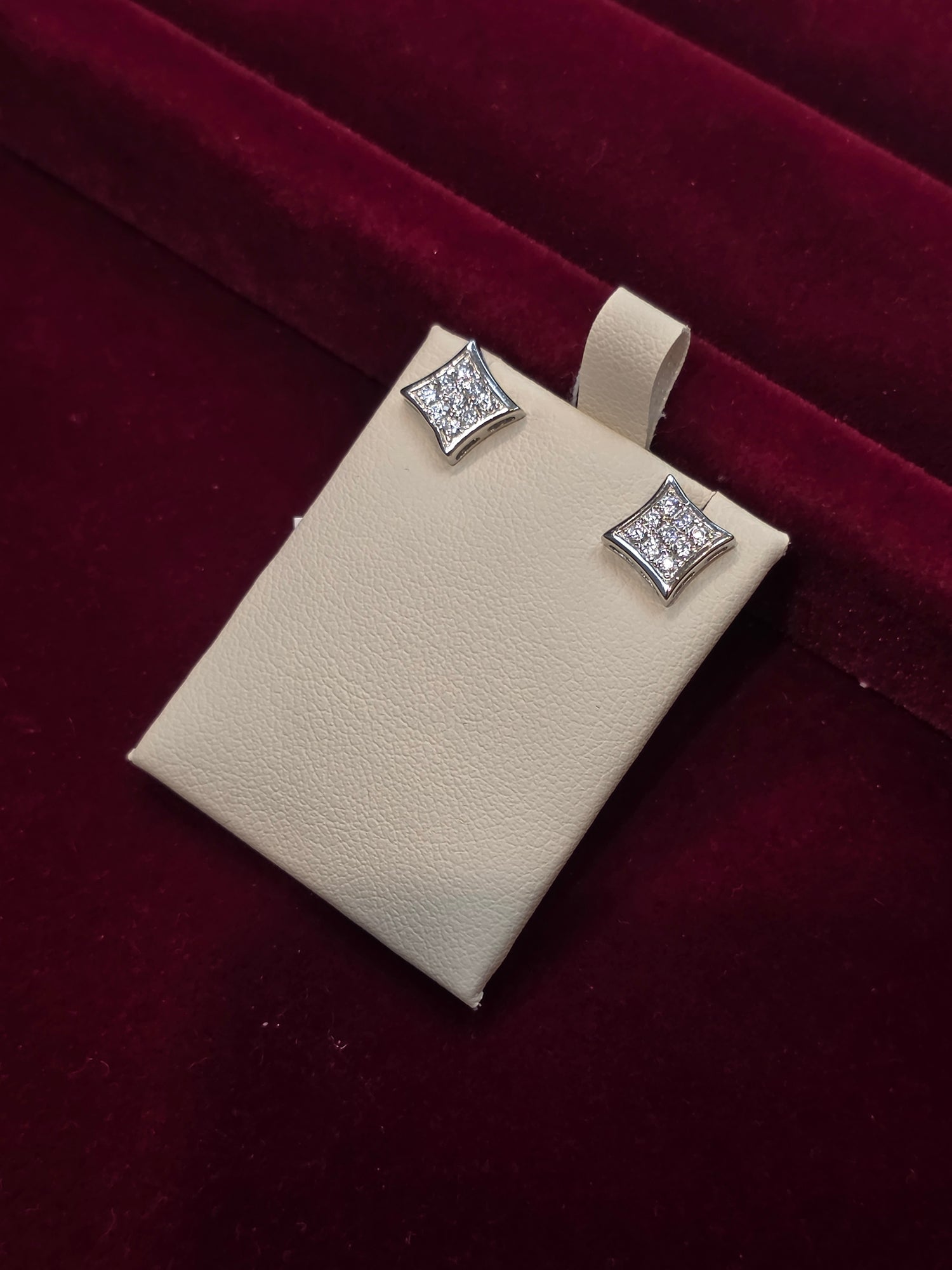 SILVER EARSTUDS GE427